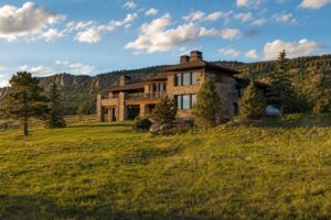 How does living in a rural luxury enclave in Franktown or Larkspur affect private well water yield, water table rights, and propane costs?